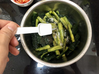 17、酸辣黄瓜条,拌匀尝下料汁的咸淡，根据个人口味再加少许食盐调味，不要太淡了。