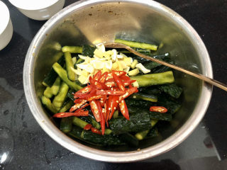 19、酸辣黄瓜条,加入小米辣