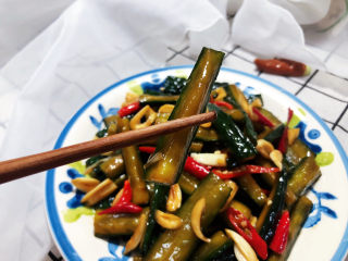 25、酸辣黄瓜条,这道小菜，做法简单，酸辣咸鲜，很适合夏日里食用，十分的开胃。喜欢的小伙伴们一起来试试吧????