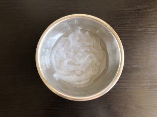 1、酸辣麻酱拉皮,拉皮用清水清洗浸泡一会儿