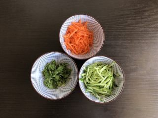 2、酸辣麻酱拉皮,胡萝卜黄瓜切细丝，香菜切碎备用