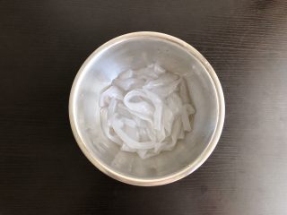 3、酸辣麻酱拉皮,拉皮捞出沥干水分