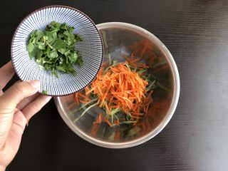 4、酸辣麻酱拉皮,将黄瓜胡萝卜，香菜倒入拉皮中