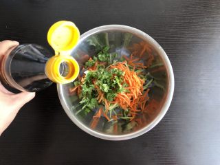 5、酸辣麻酱拉皮,加入味极鲜酱油，醋