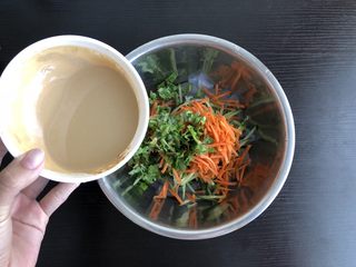 6、酸辣麻酱拉皮,麻酱加入少量水调匀后倒入拉皮中