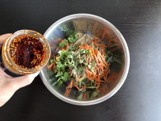 7、酸辣麻酱拉皮,加入适量辣椒油