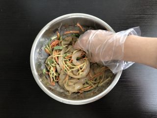 9、酸辣麻酱拉皮,戴手套，抓匀