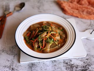 10、酸辣麻酱拉皮,盛盘即可