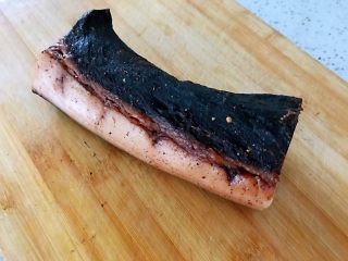1、切片腊肉,看，这块腊肉中的小鲜肉，很诱惑是不是，200克，足够3个人的量，无论是喜欢还是好吃也不要多吃，为了一辈子能长久地吃下去，每天40克，最多75克，足矣。