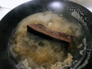 3、切片腊肉,泡好后，再次认认真真清洗干净，有毛的去毛，也可以用火把皮表面烧焦，拿刀具将烧焦部分刮净，总之，以干干净净为原则。锅中加水，放入肉，水能没过。开火，大火烧开，小火煮，中间翻下面，熟为止，不知道熟的可以拿个筷子戳一戳，能戳到底就熟了。