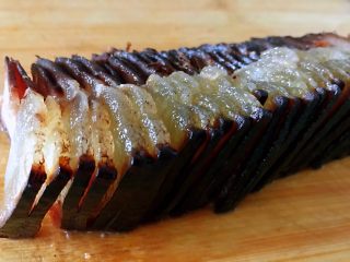 4、切片腊肉,捞出来，稍放凉，不烫手，切成薄片。