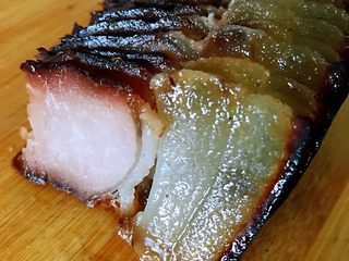 5、切片腊肉,越薄越好，因为是直接吃的。