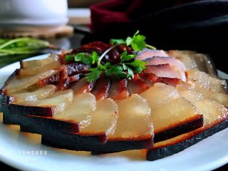 7、切片腊肉,装盘。