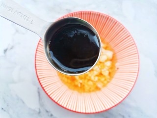 4、凉拌木耳西兰花,加2勺生抽，