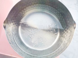 9、凉拌木耳西兰花,锅中烧开水，加一点盐，滴几滴油，