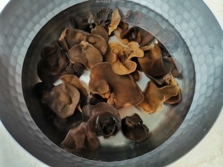 12、凉拌木耳西兰花,木耳焯水2分钟。