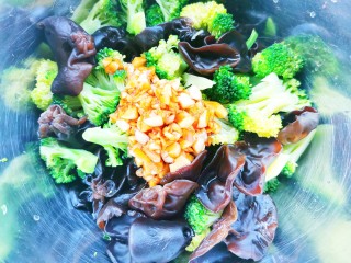 14、凉拌木耳西兰花,倒入酱汁。