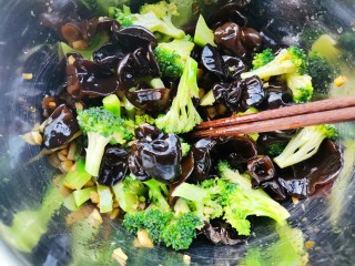 15、凉拌木耳西兰花,充分拌匀。
