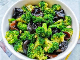 16、凉拌木耳西兰花,成品。