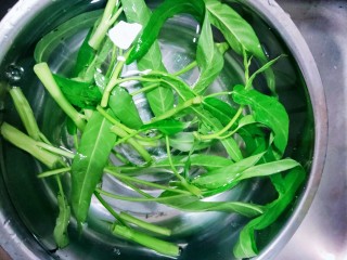 4、蒜蓉空心菜,浸泡清洗三次