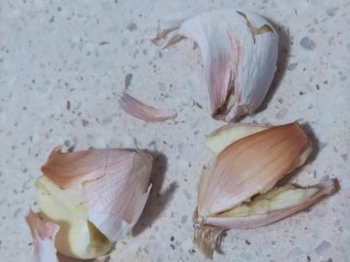 6、蒜蓉空心菜,拍三瓣蒜蓉