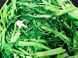 16、蒜蓉空心菜,待空心菜七成熟