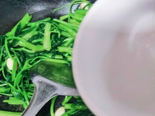 17、蒜蓉空心菜,加入调料，后面再加少许水