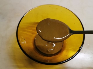 4、麻酱油麦菜,取一小碗 放入芝麻酱