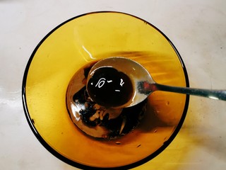 8、麻酱油麦菜,放入蚝油 搅拌均匀