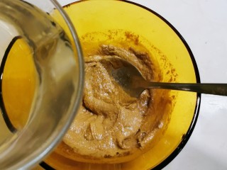 9、麻酱油麦菜,感觉浓稠度过高  调入适量纯净水  搅拌