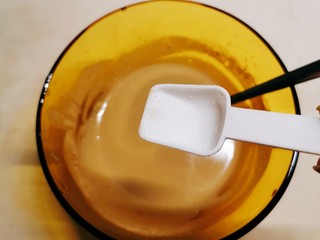 11、麻酱油麦菜,按自己口味加盐 调整味道 麻酱汁调好备用