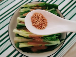15、麻酱油麦菜,撒上熟芝麻增香