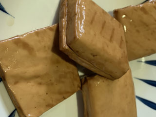 1、毛豆炒香干,准备香干一包