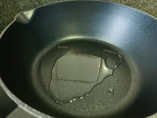 6、毛豆炒香干,锅加食用油