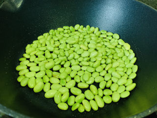 7、毛豆炒香干,倒入毛豆