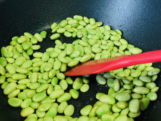 8、毛豆炒香干,大火先炒一会