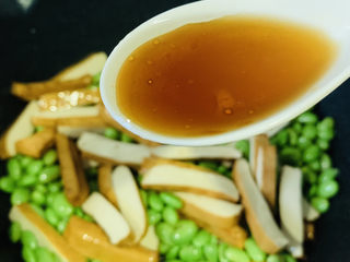 11、毛豆炒香干,加一勺料酒炝锅，炒香