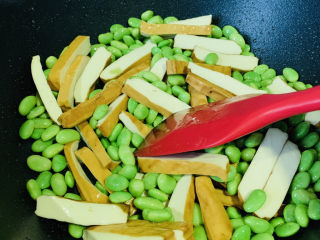 10、毛豆炒香干,继续大火翻炒