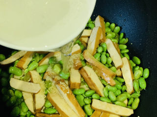 14、毛豆炒香干,加入一些清水