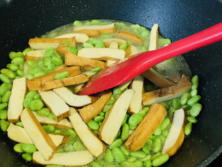 15、毛豆炒香干,搅拌均匀调料，大火焖煮