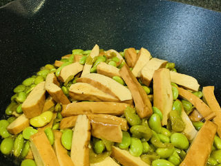 17、毛豆炒香干,继续大火焖煮一会，收汁起锅