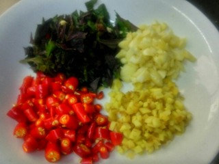 1、湘味红烧鱼块,准备佐料：蒜米，姜米，小米椒粒，切碎的紫苏叶一碟。