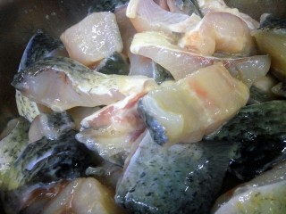 2、湘味红烧鱼块,鱼块选用四大家鱼里的草鱼制作。草鱼属于粗鳞鱼，肉厚而紧实。砍成大块，用葱姜料酒盐腌制一小时左右。让鱼肉变紧，入味。这样炸和烧的时候就不易碎。