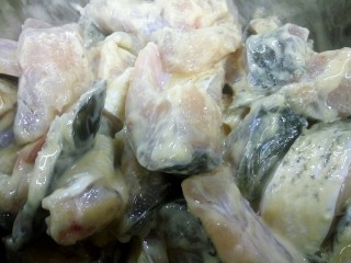 3、湘味红烧鱼块,到时间后，如果盐腌得多就稍清洗一下免得咸了，之后沥干水，敲入鸡蛋一两个（例份），再撒入干淀粉拌均匀。这样可以锁定鱼肉的营养不流失，炸的时候不会把鱼肉炸焦。