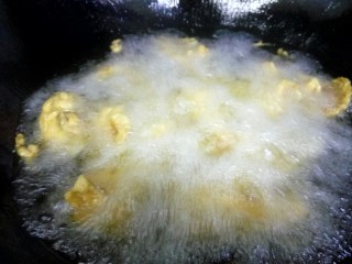 5、湘味红烧鱼块,鱼块下锅后，转小火慢慢炸。