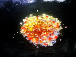 8、湘味红烧鱼块,再加豆瓣酱下锅煸香。我的豆瓣酱是秘制的。颜色鲜艳还不咸，原因嘛！既然大家关注到了，我就不能留一手了：我用四川豆瓣酱配湖南辣妹子自己调的。