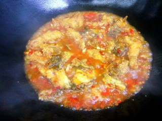 10、湘味红烧鱼块,不要盖锅盖。盖着容易把鱼块焖烂。红烧嘛把火调小点敞开烧就行了。