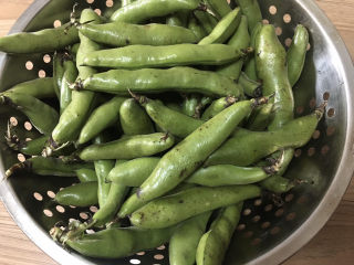 1、五香蚕豆,准备适量的蚕豆