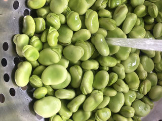 2、五香蚕豆,剥好清洗干净