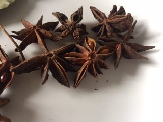 3、五香蚕豆,准备八角适量